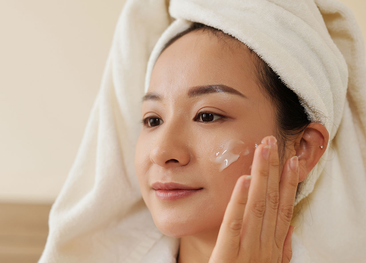 woman-prepping-skin-cream