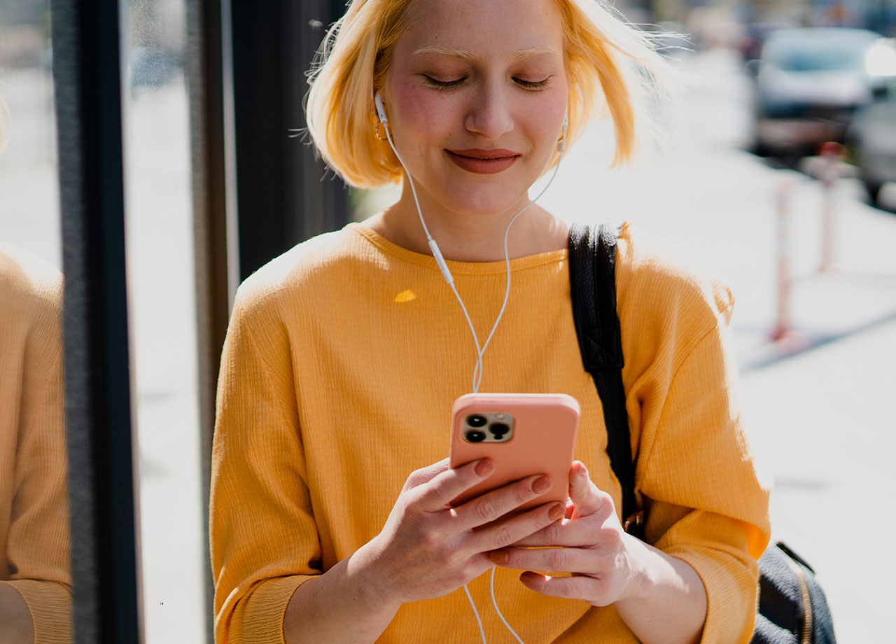 woman-using-iphone