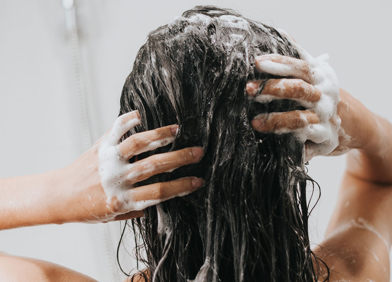 shampooing-hair-in-shower