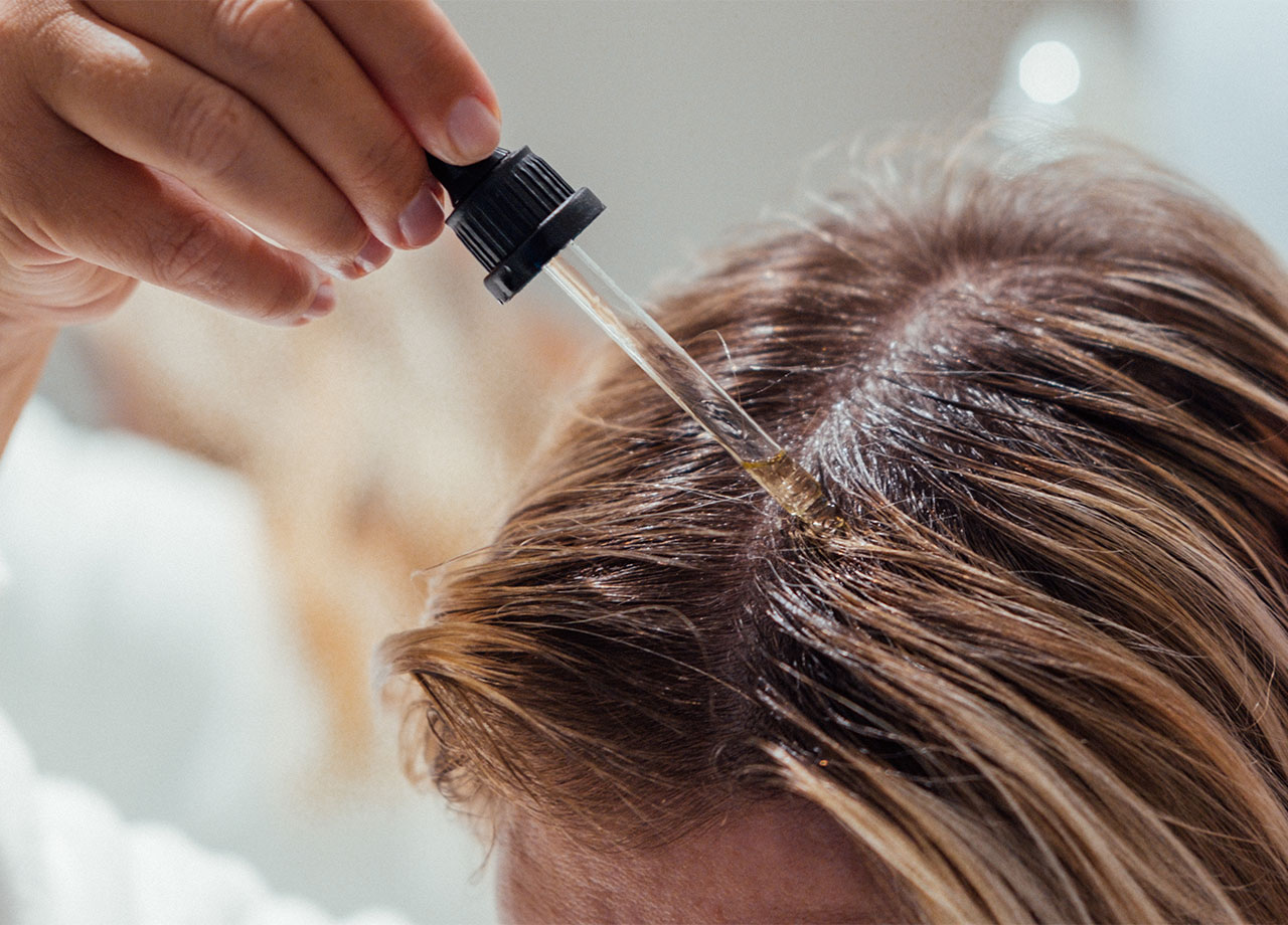 woman-using-hair-oils