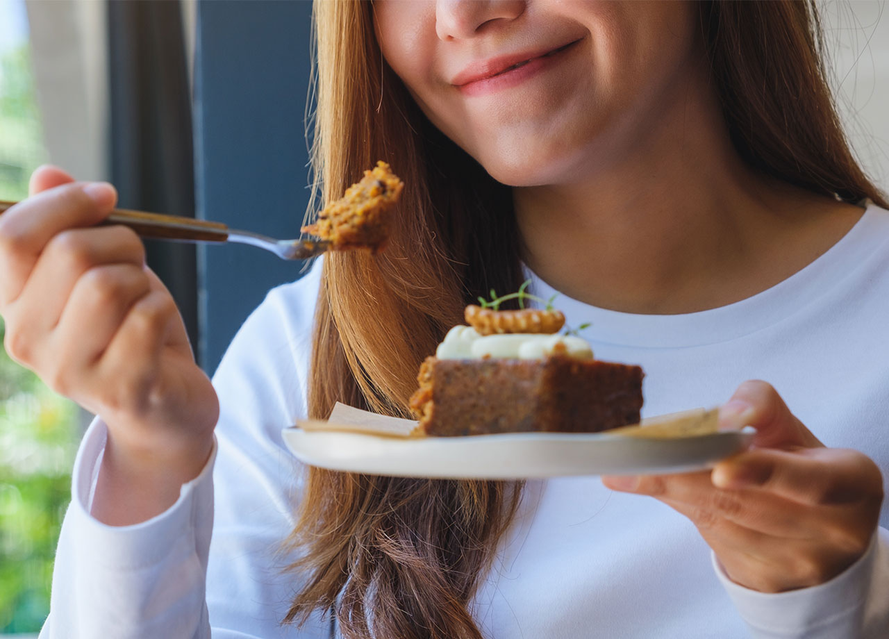 woman-eating-cake