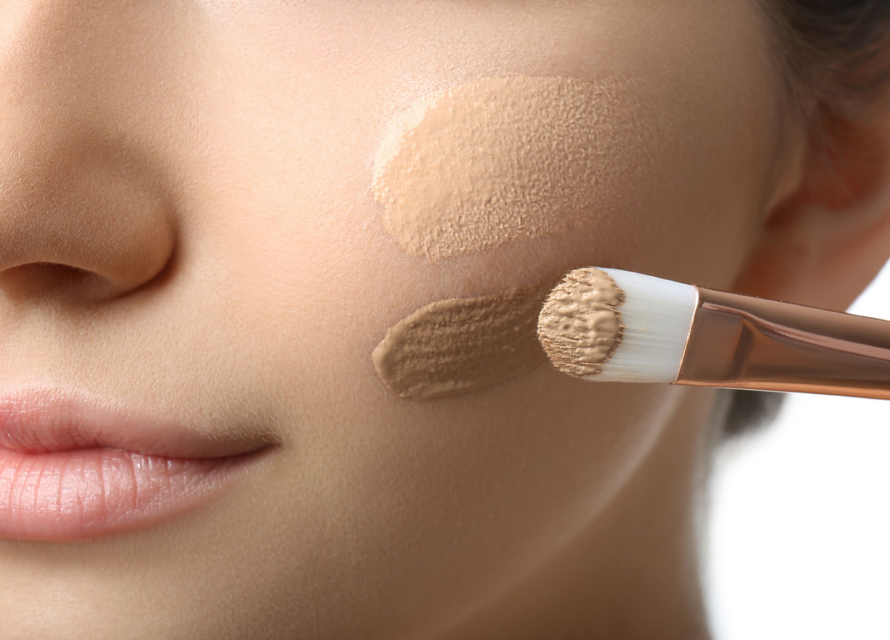 woman-applying-concealer