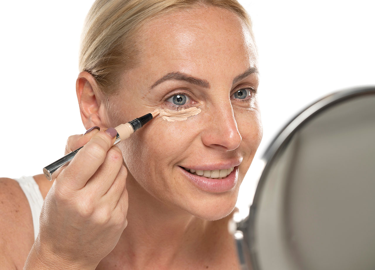 woman-applying-concealer