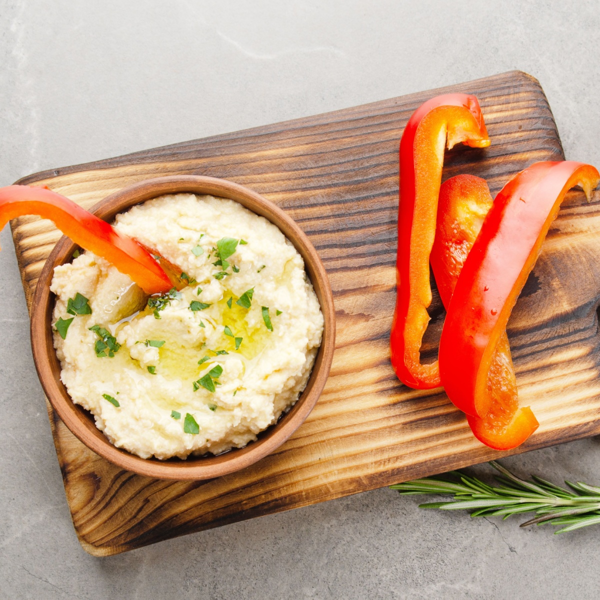 bell pepper with hummus