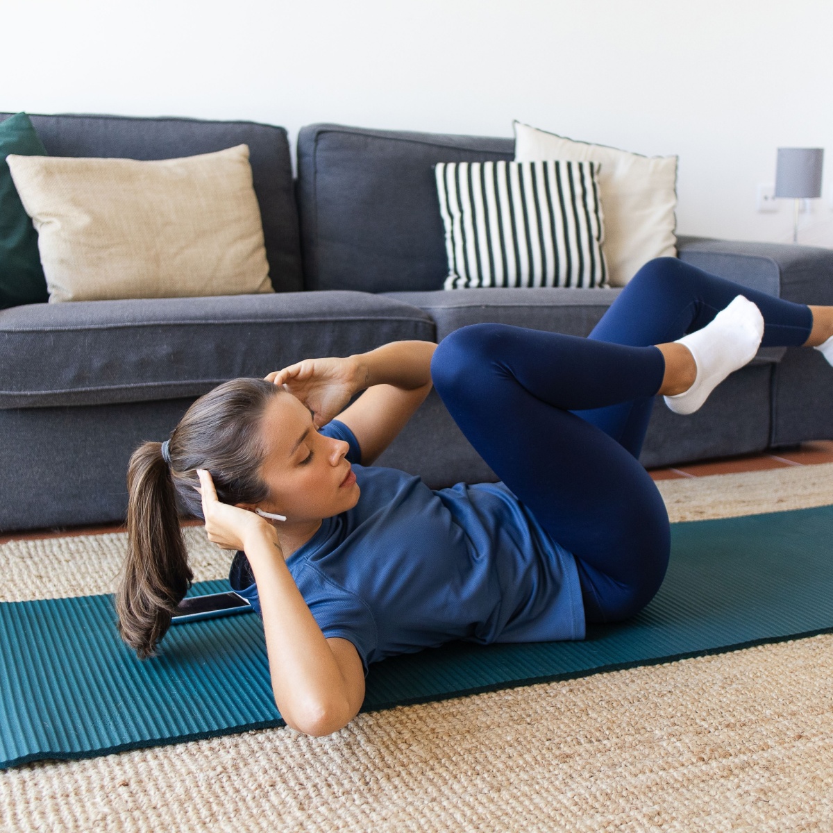 woman doing bicycle crunches