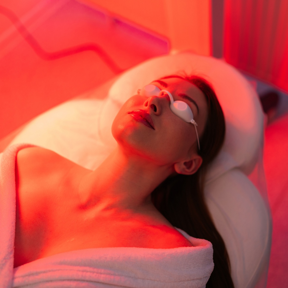 woman undergoing red light therapy