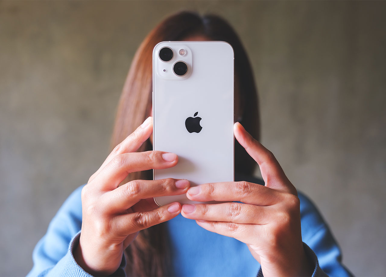 woman-looking-at-iphone