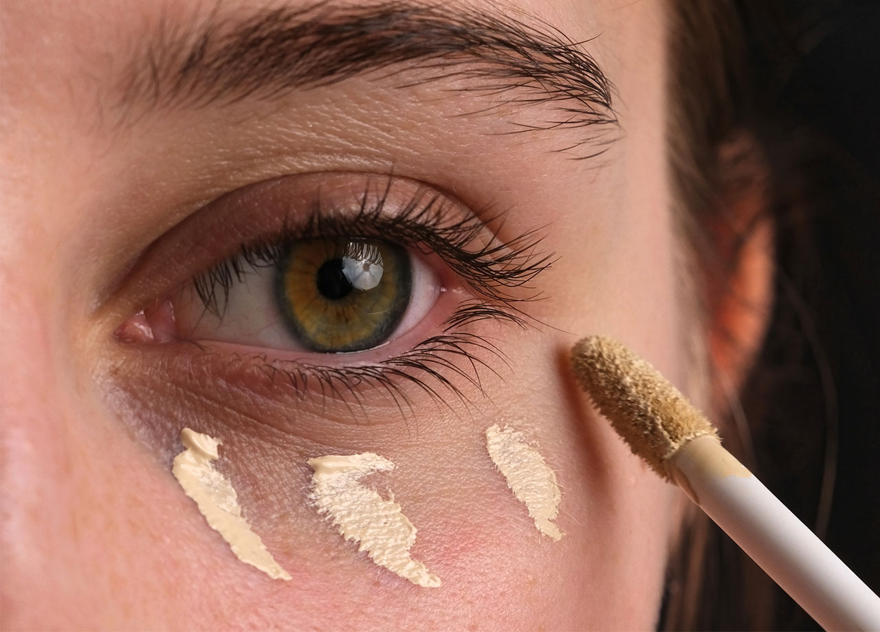 woman-applying-concealer