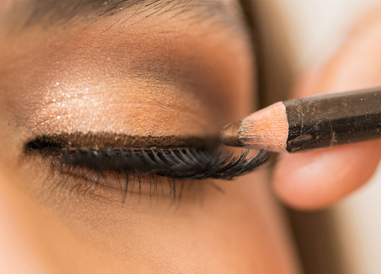 woman-applying-brown-eyeliner