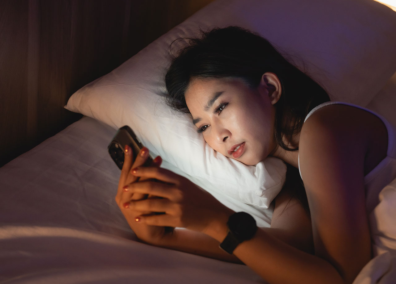 woman-using-phone-in-bed