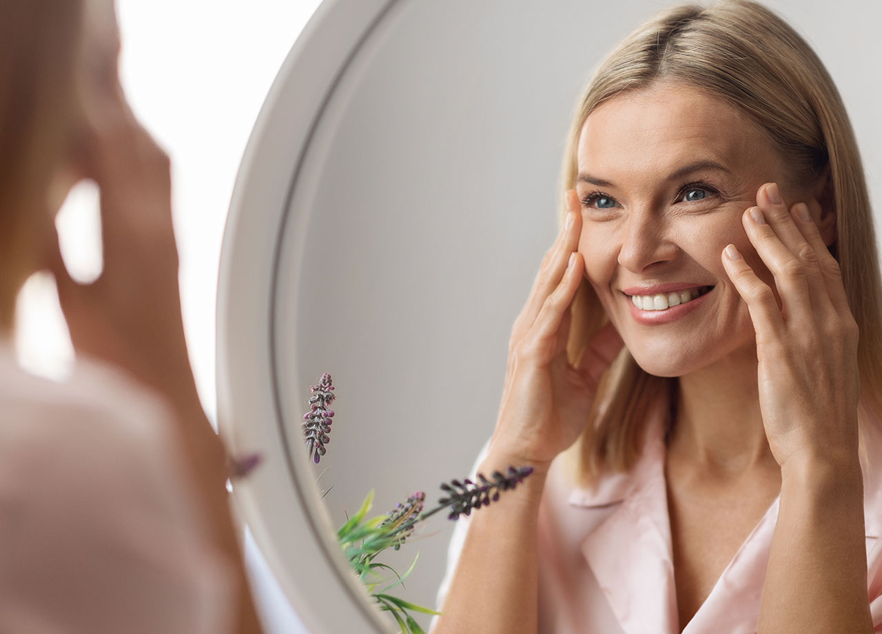 woman-looking-at-mirror