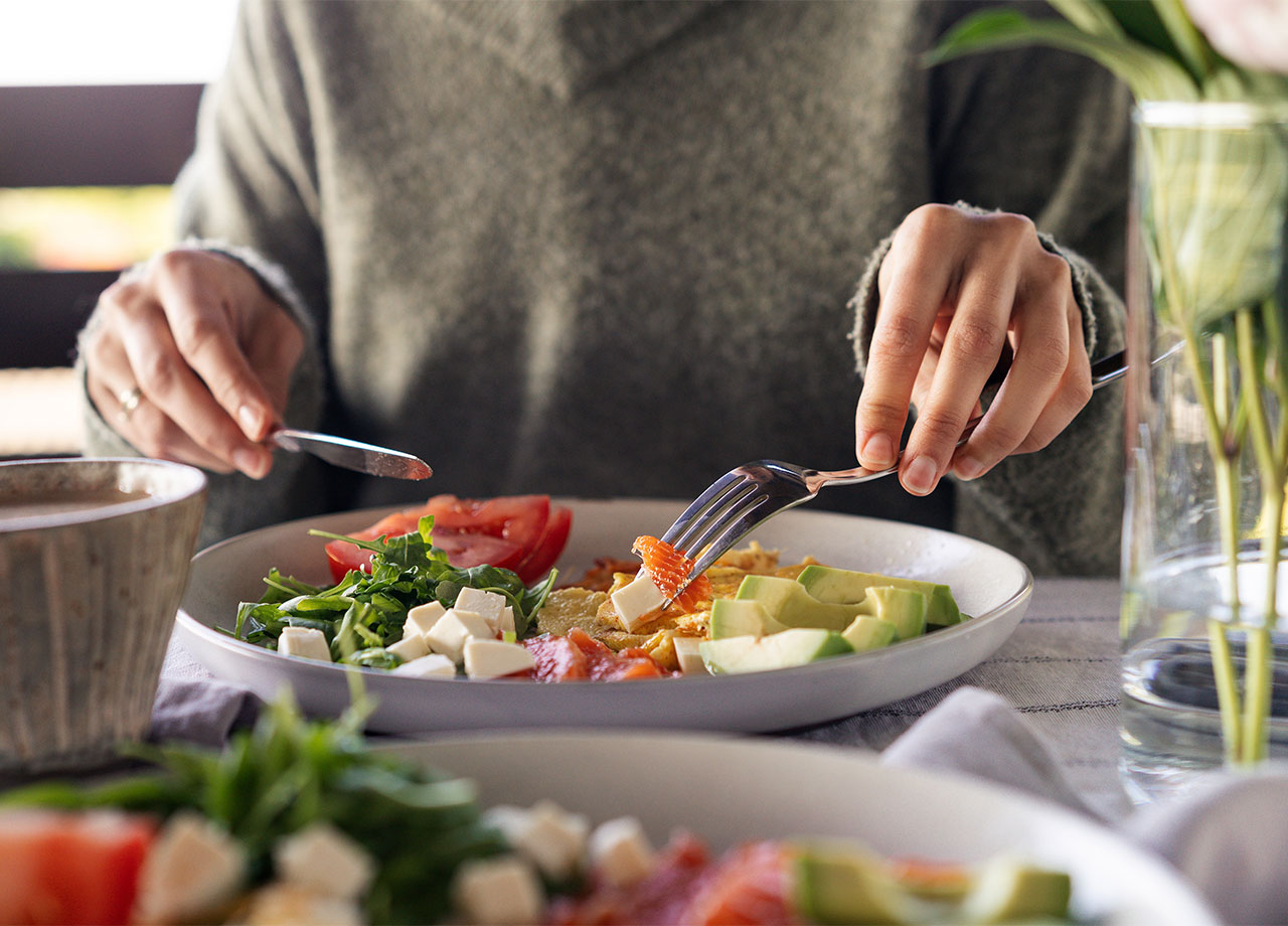 woman-eating-healthy-meal