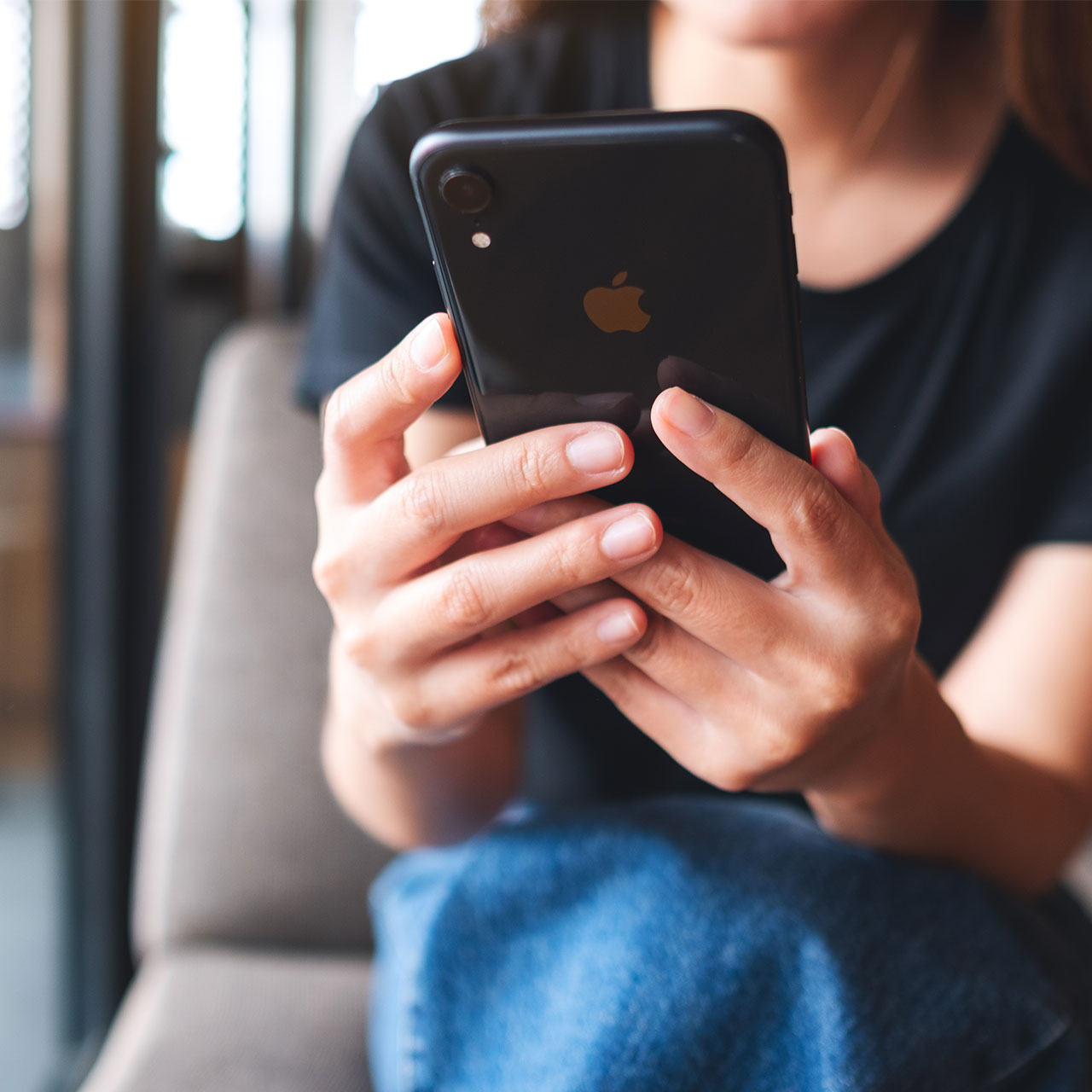 woman-sitting-chair-iphone