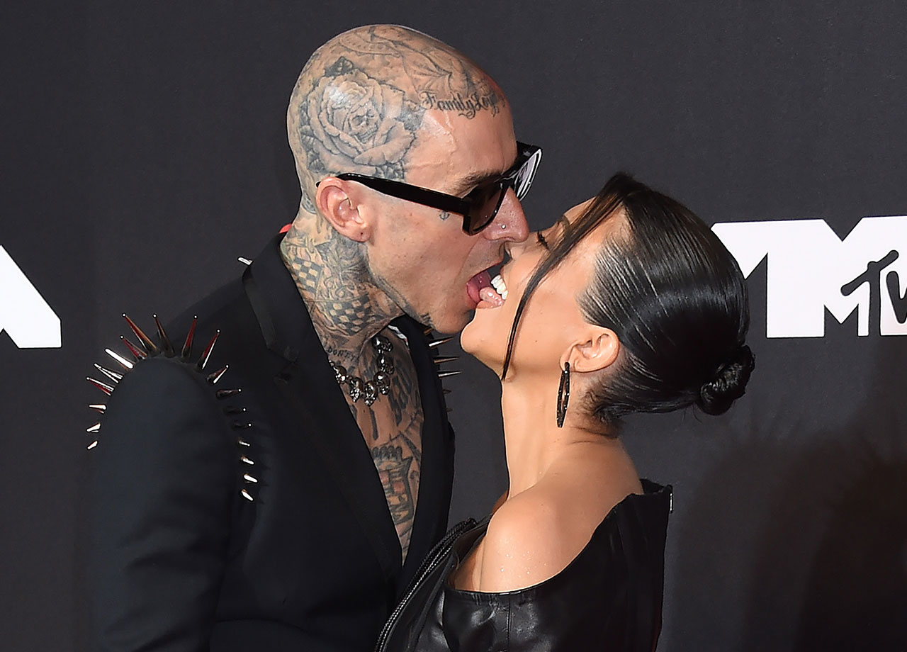 Kourtney Kardashian and Travis Barker kiss at 2021 MTV Vmas