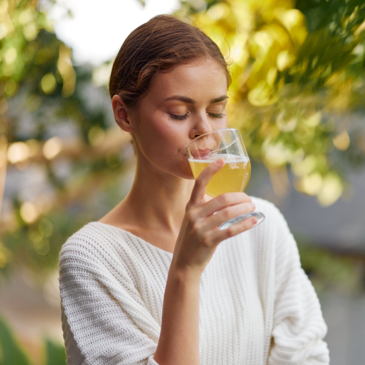 woman drinking kombucha