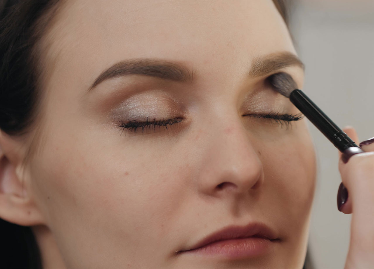 woman-contouring-eyelids