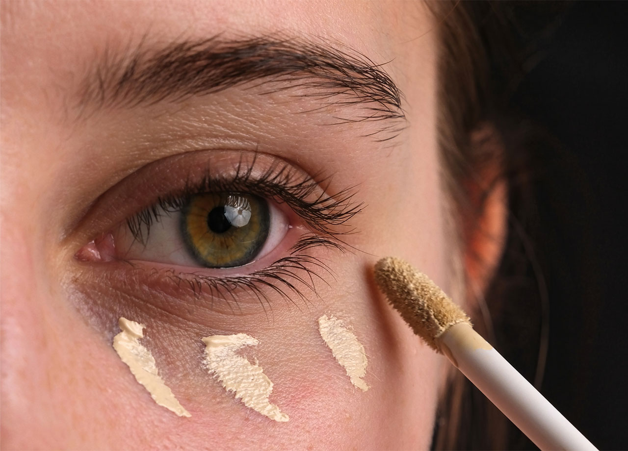 woman-applying-concealer