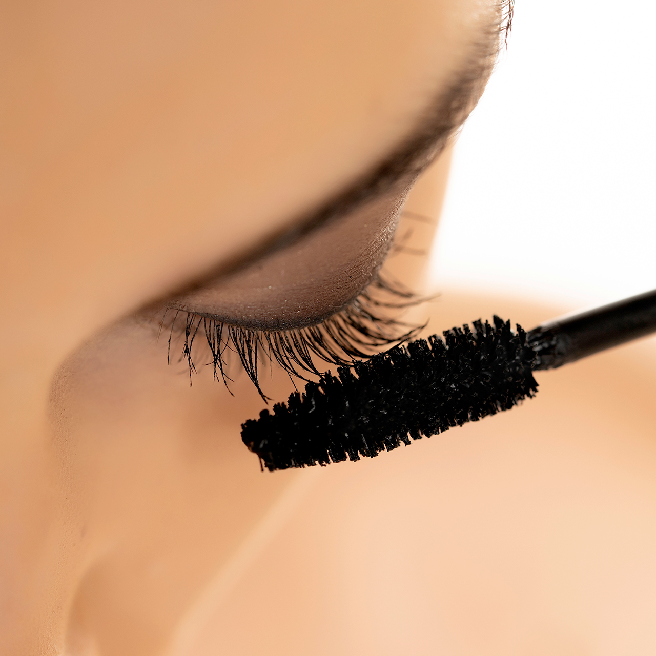 woman-applying-mascara