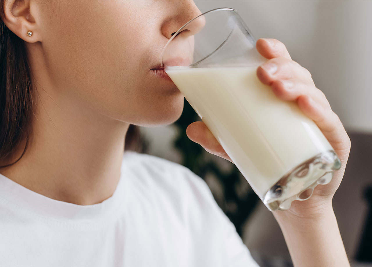 woman-drinking-milk