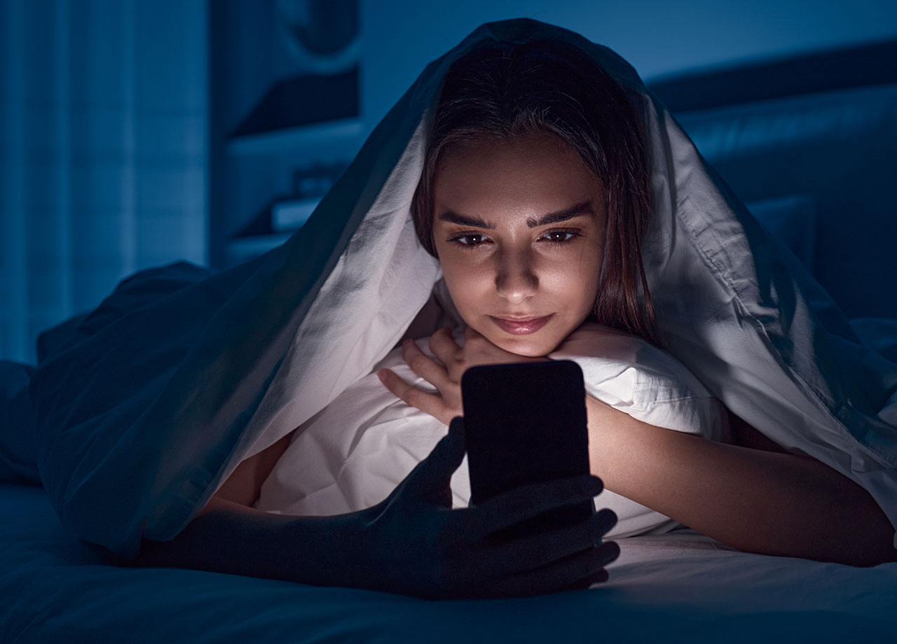 woman-using-iphone-night