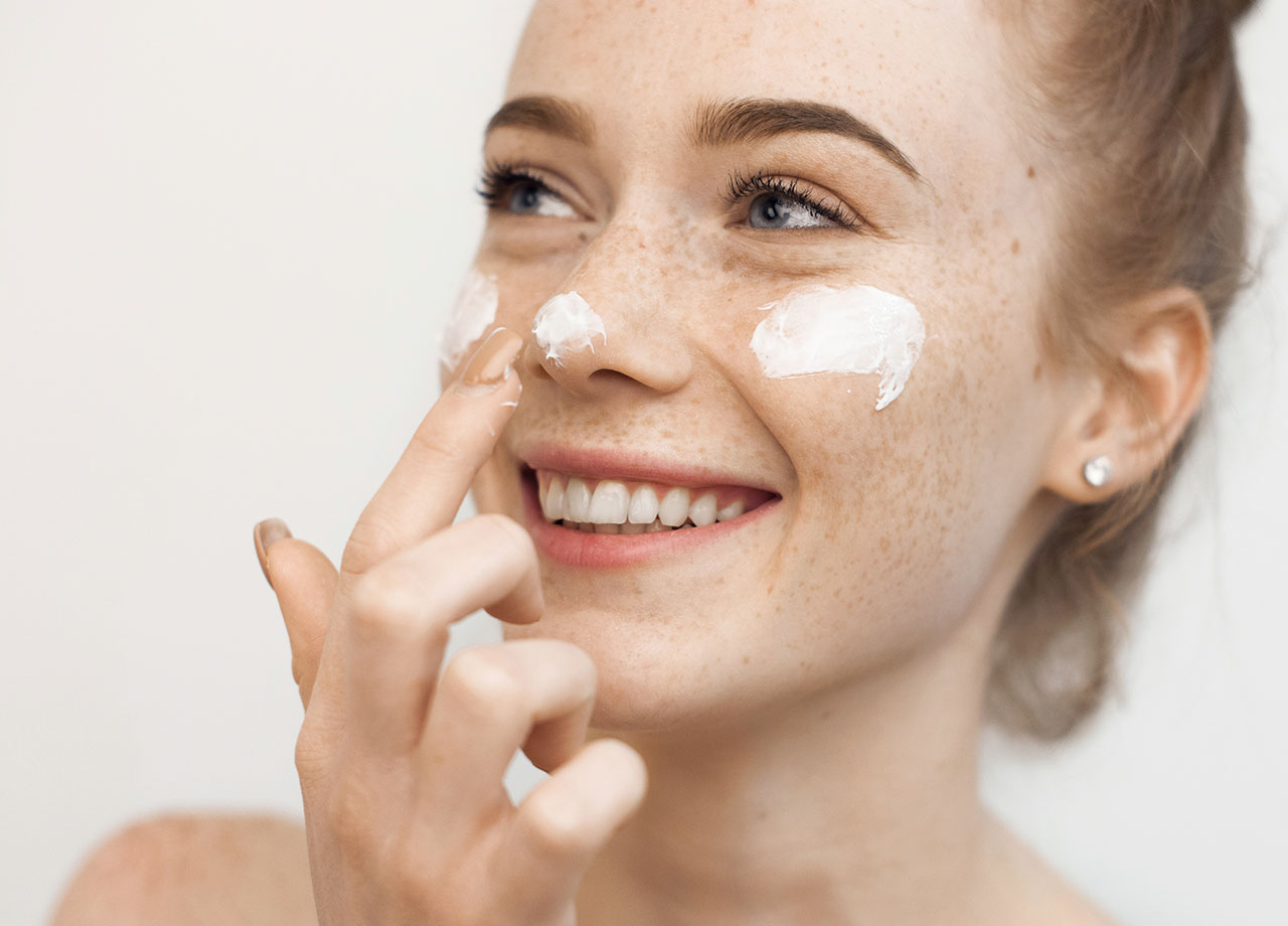 woman-applying-skin-cream