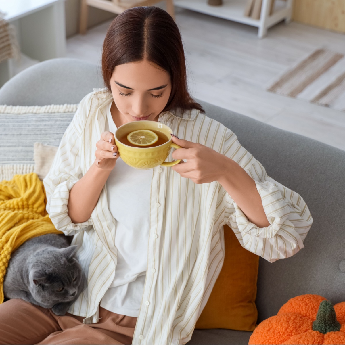 woman drinking lemon tea