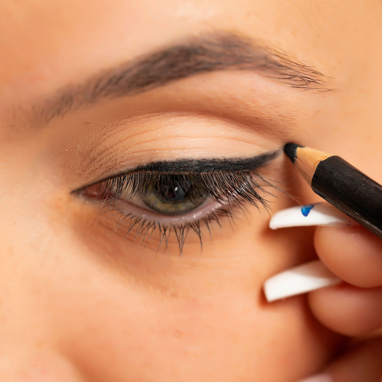 woman-applying-eyeliner