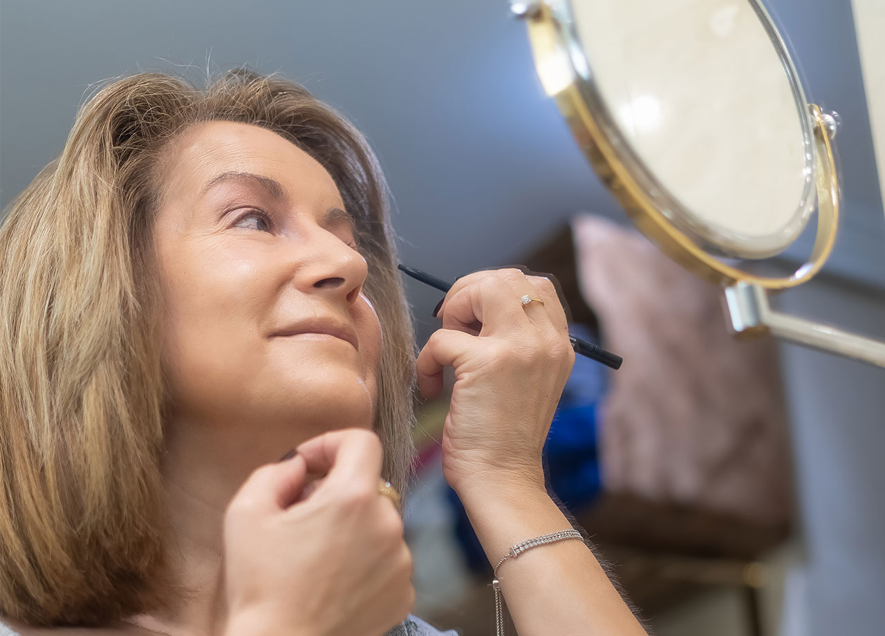 woman-applying-makeup