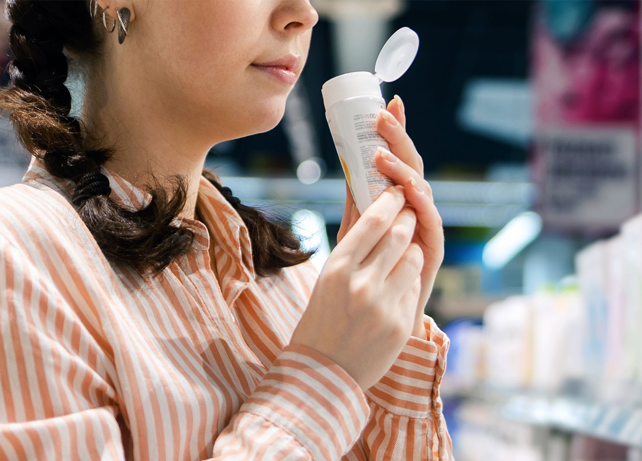 woman-sniffing-shampoo