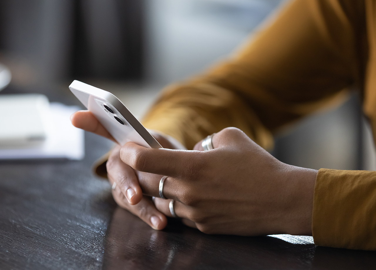 woman-texting-iphone