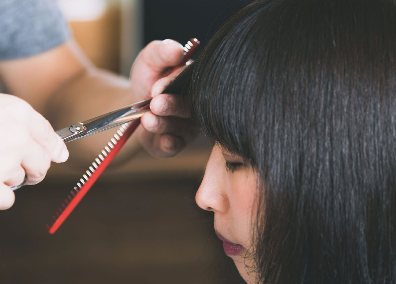 woman-getting-heavy-bangs