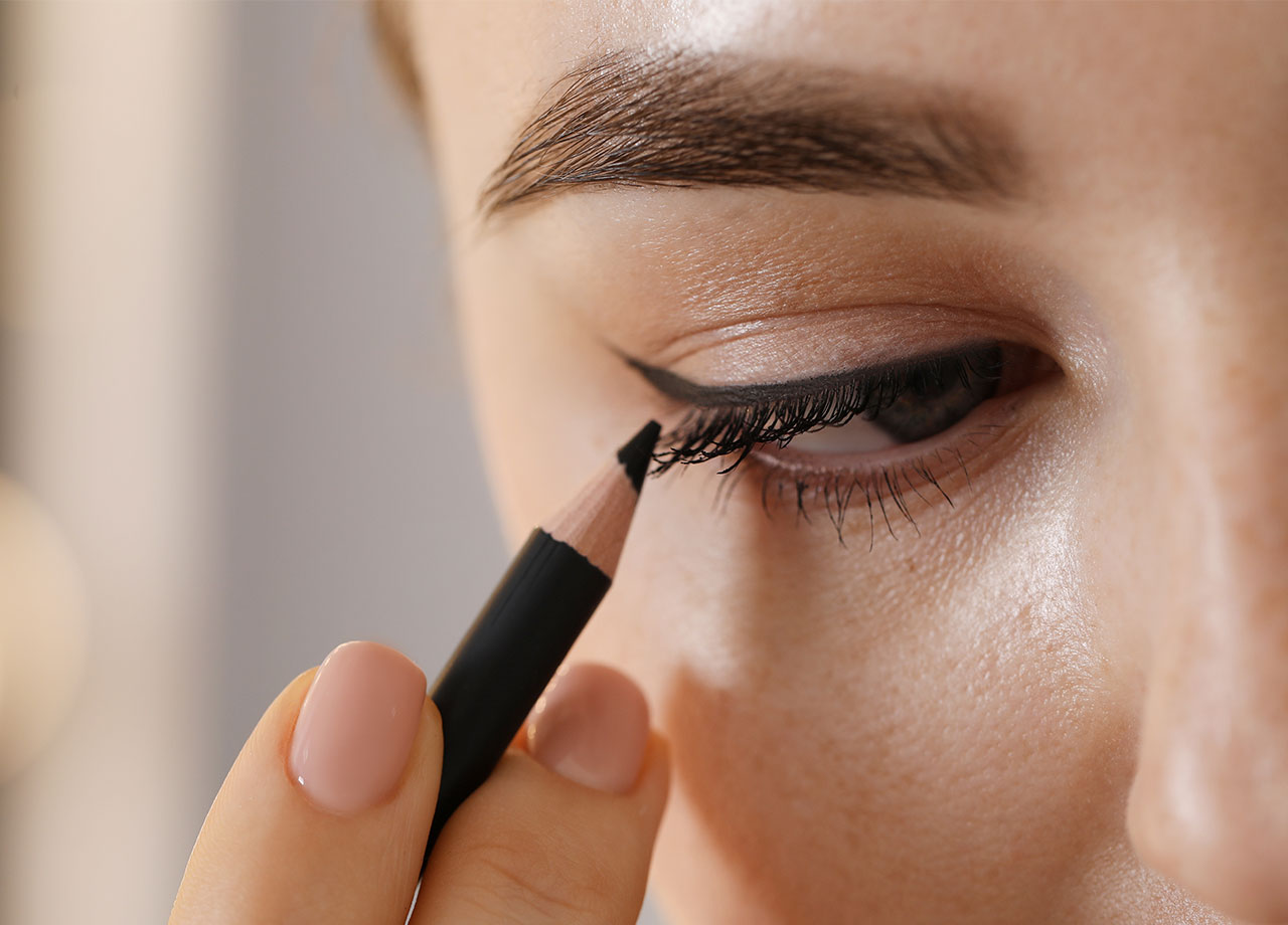 woman-applying-black-eyeliner