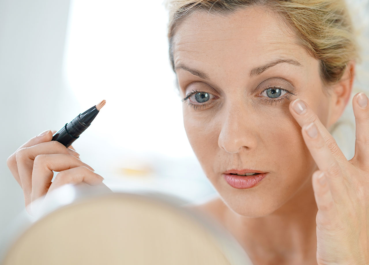 woman-applying-concealer