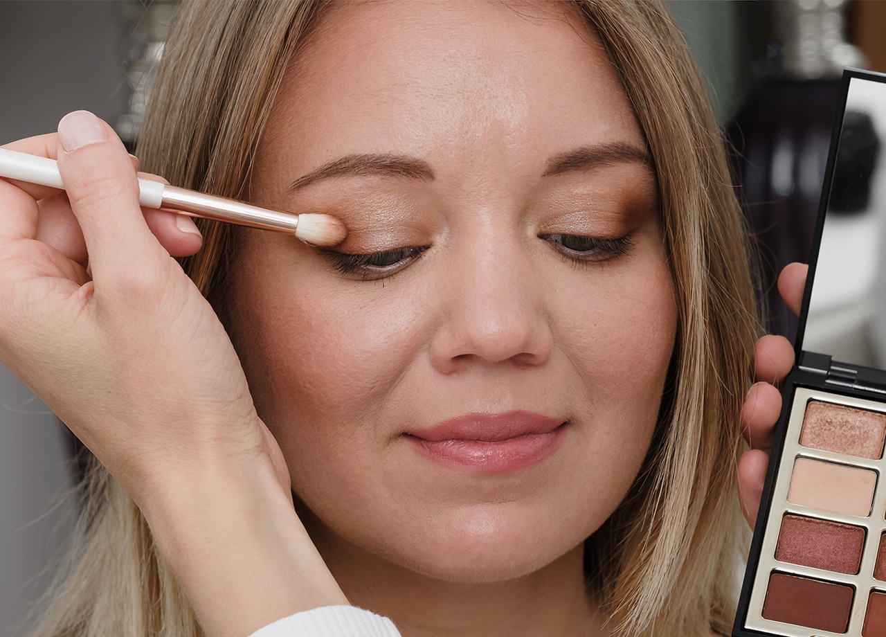 woman-applying-eyeshadow-to-model