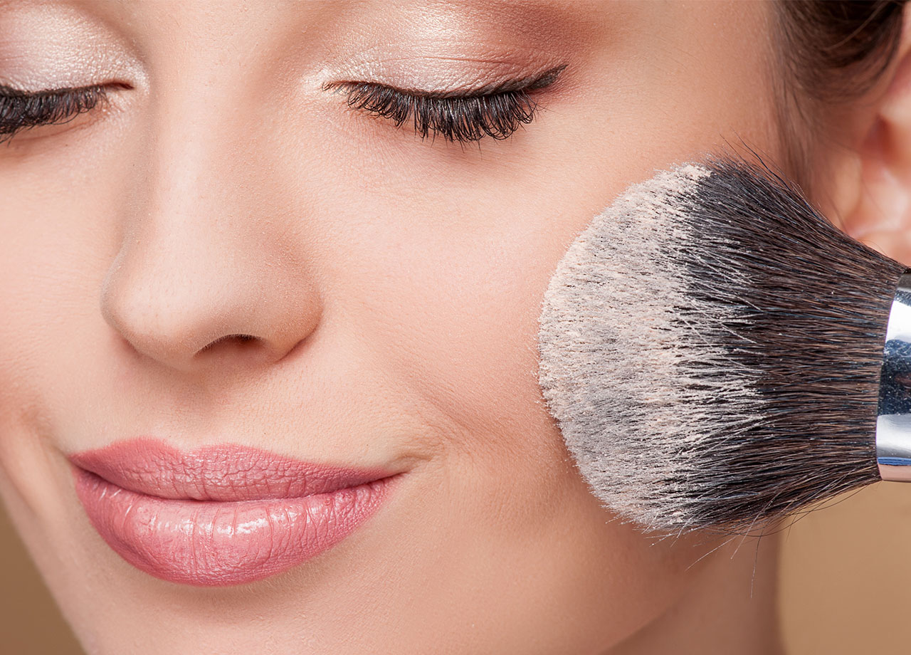 woman-applying-powder-face