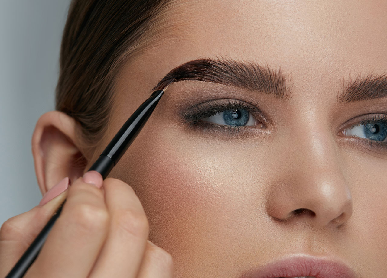 woman-filling-in-eyebrows