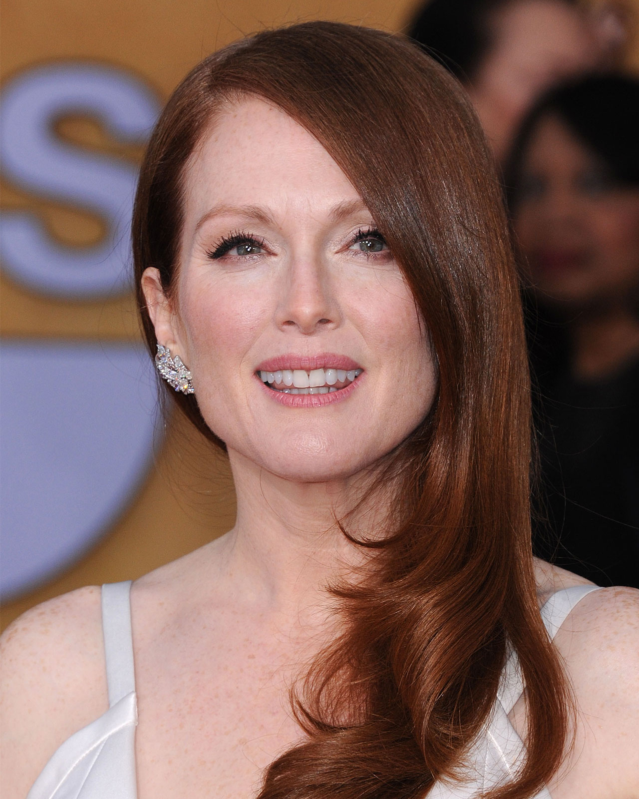 side-part-julianne-moore