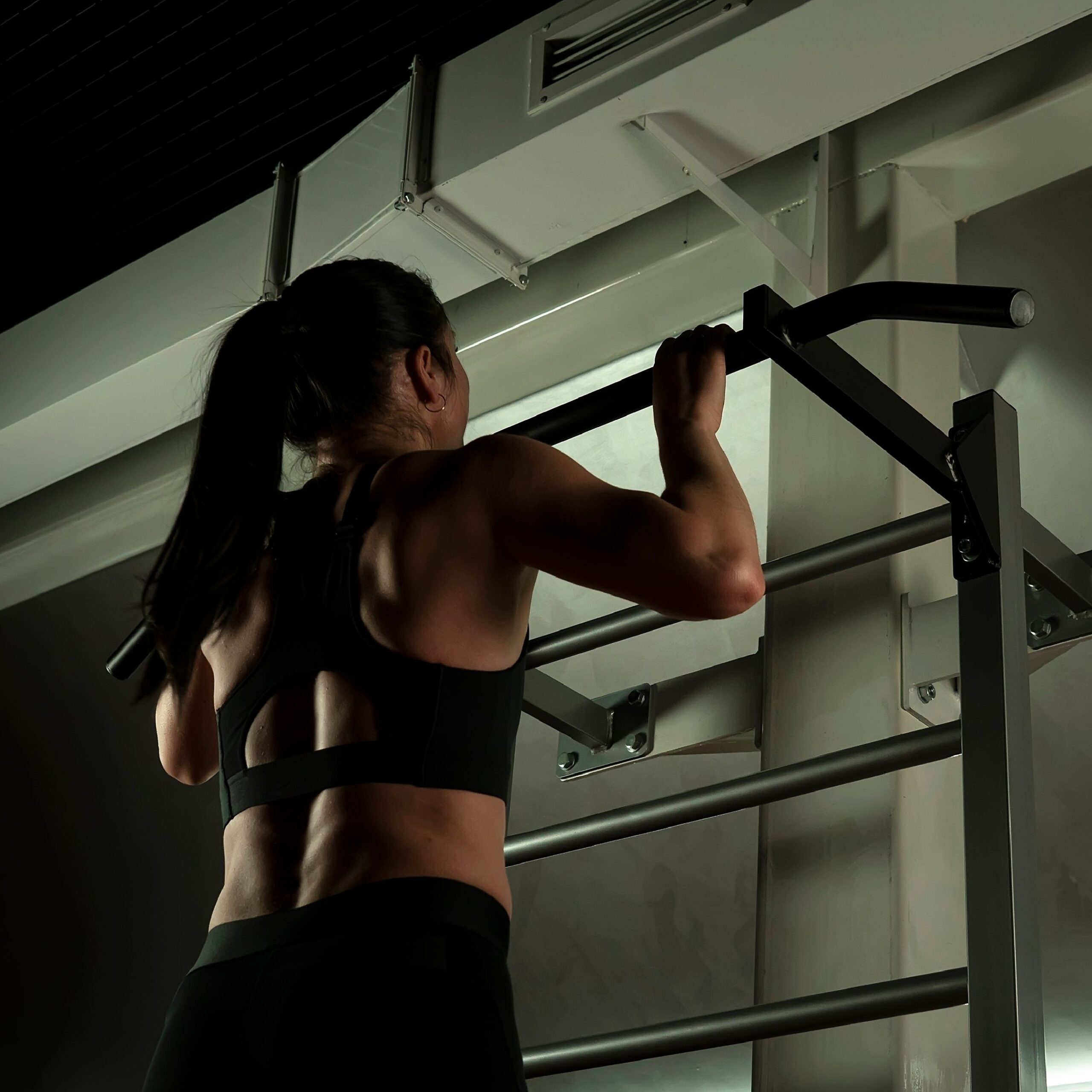 woman doing pull ups