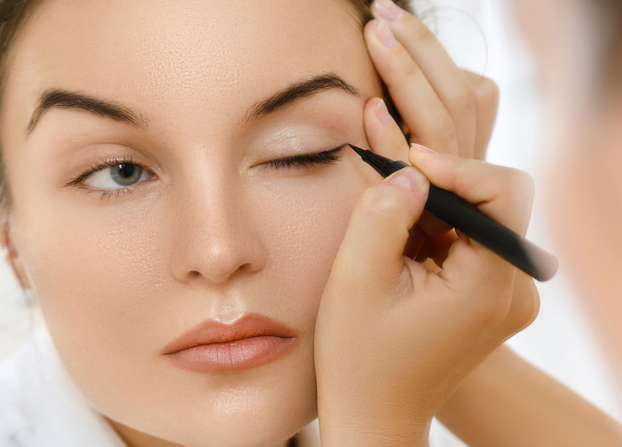 woman-applying-thin-eyeliner