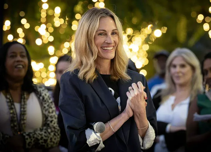 "Julia Roberts greeting crowd at Kamala Harris rally"