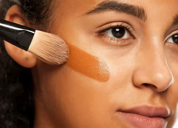 woman-applying-makeup