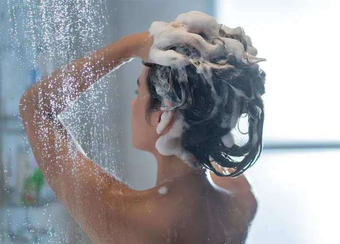 woman-using-shampoo-sulfates