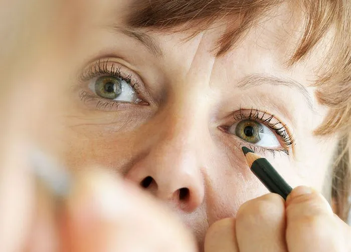 woman-applying-black-eyeliner