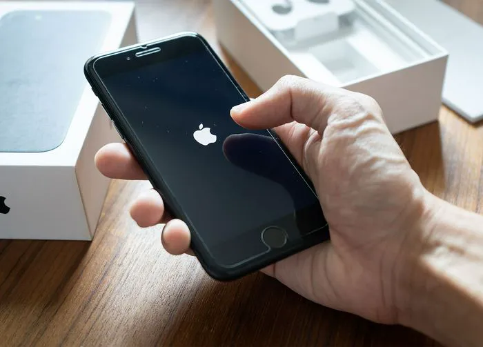 woman-starting-iphone