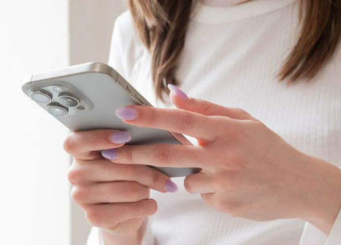 woman-using-iphone