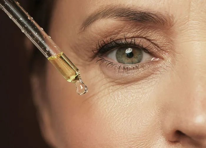 woman-using-serum