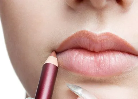 applying-lip-liner-corner-mouth
