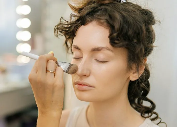 makeup-artist-applying-highlighter