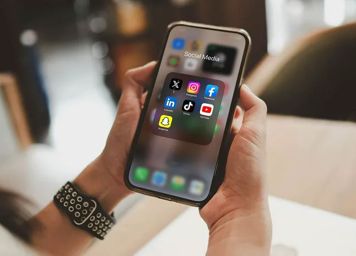 social-media-app-iphone