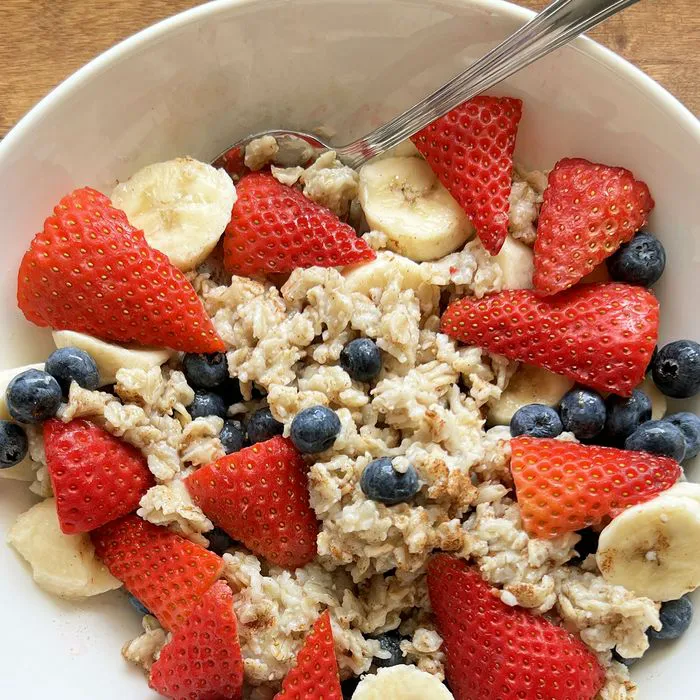 oatmeal with fruit and cinnamon